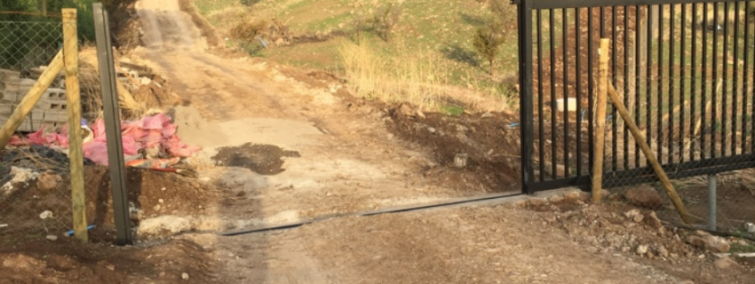 Corte Suprema confirma que cierre de camino vecinal con portón constituye acto de autotutela y vulnera el debido proceso | Abogados Puerto Montt - Bufete de Abogados Puerto Montt