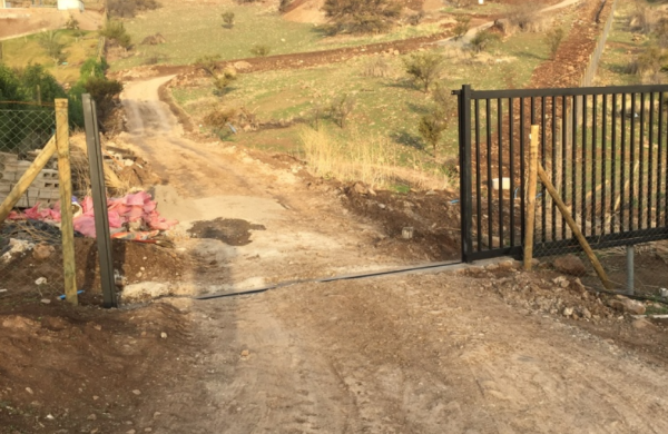 Corte Suprema confirma que cierre de camino vecinal con portón constituye acto de autotutela y vulnera el debido proceso | Abogados Puerto Montt - Bufete de Abogados Puerto Montt